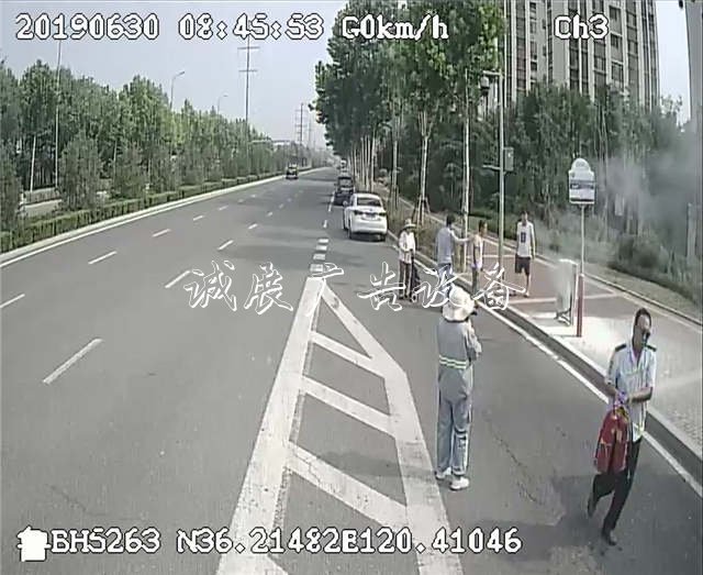 青島小伙街頭攔停公交指路牌 借走滅火器撲滅著火垃圾箱獲贊